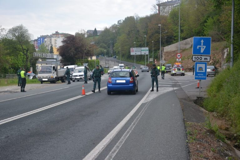 Coronavirus.-Denunciado un hombre sorprendido tres veces sin justificación en un bus y un conductor con un perro en Lugo