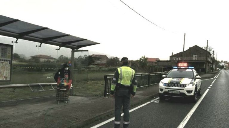 Coronavirus.- La Guardia Civil auxilia a una persona sin hogar que deambulada con pertenencias en un carro en Pontevedra