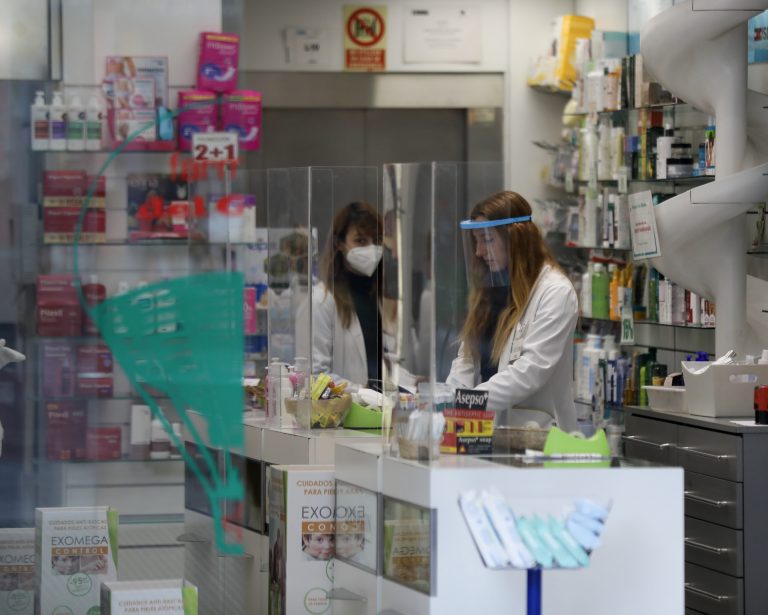 Primer fallecido en A Coruña entre el personal de farmacias, con 19 ingresados o en cuarentena