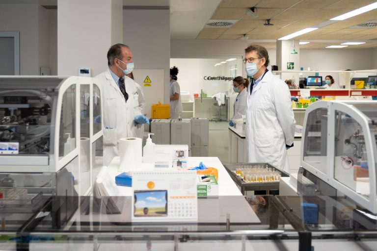 Galicia usará los test de doble banda con enfermos en urgencias, sanitarios de zonas COVID-19 y residencias