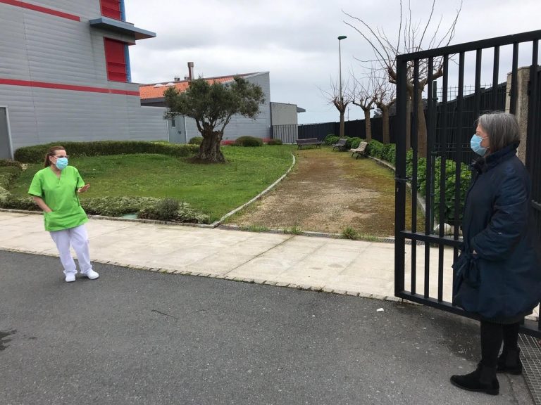 Ayuntamientos gallegos reparten mascarillas entre sus vecinos frente a la COVID-19