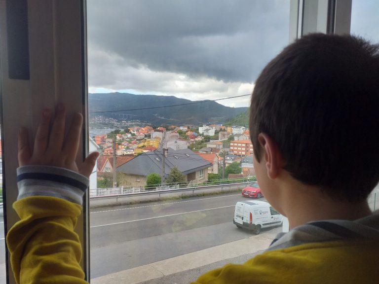 El Colegio de Médicos de Ourense pide un confinamiento domiciliario que frene el avance «insostenible» del virus