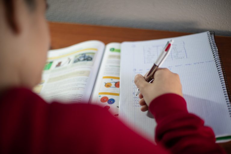 Un 61% del profesorado gallego afirma tener problemas para conectar con su alumnado, según una encuesta de la CIG
