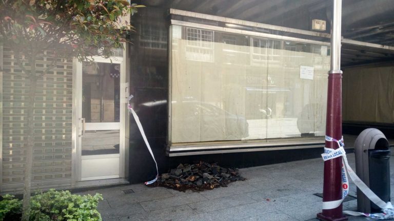 Un edificio de Vigo registra un desprendimiento en parte de su fachada