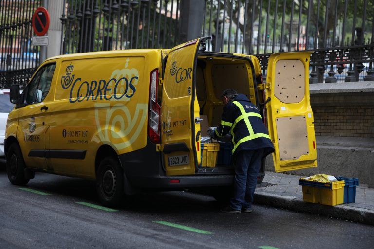 Cinco trabajadores de Correos en cuarentana y 43 casos entre positivos o posibles contagios en Galicia