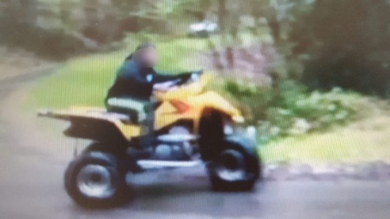 Investigado un vecino de A Estrada tras difundir un video en el que conduce un quad de forma «temeraria»