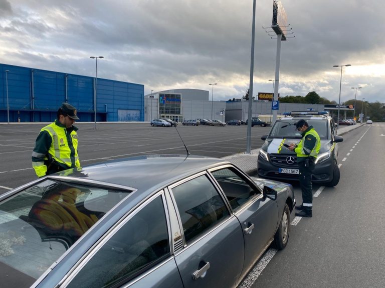 Interceptado un conductor en Lalín con el carné retirado y que duplicó la tasa de alcohol cuando iba al supermercado