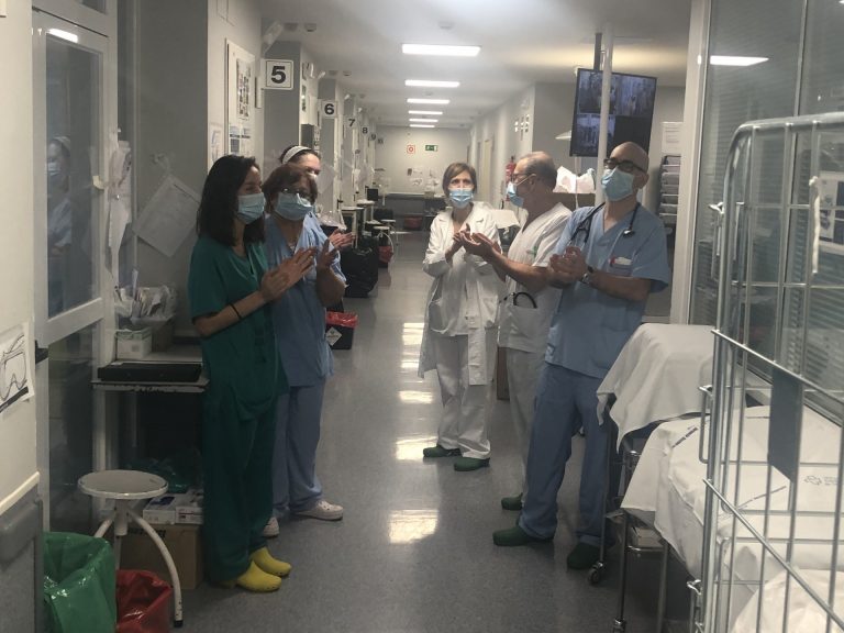 Las UCI, liberadas de pacientes COVID en Galicia, donde permanecen 10 casos positivos ingresados