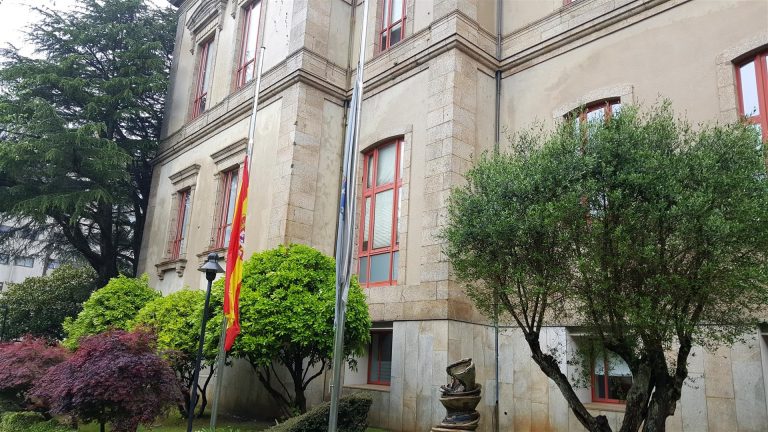 Las banderas del Parlamento de Galicia ondean a media asta en señal de luto por las víctimas