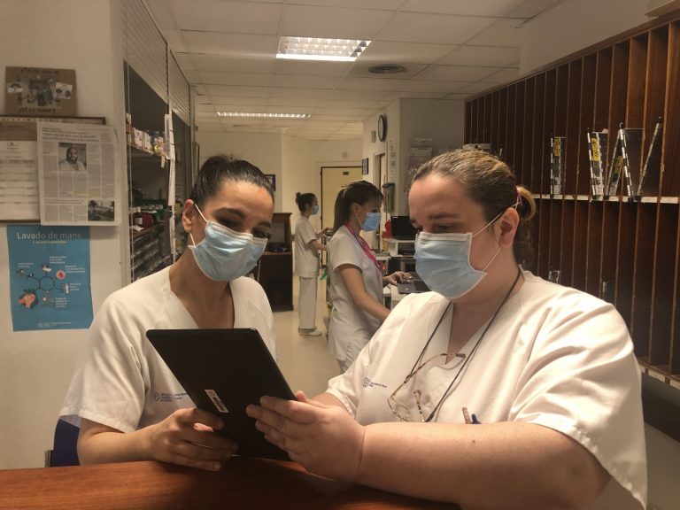 Profesionales del Hospital de Ferrol acercan a pacientes con sus familiares por videollamada