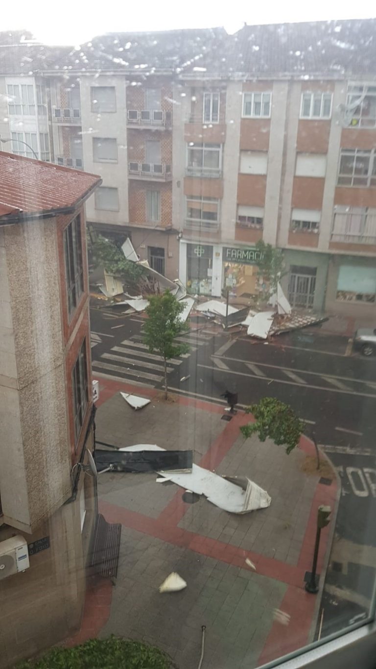 Una fuerte tormenta en el sur de Ourense deja numerosas incidencias, con desprendimientos de tejados en Verín