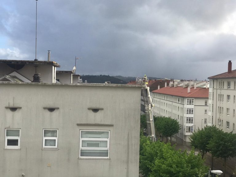 El paso de un frente con fuertes vientos deja más de 150 incidencias en Galicia