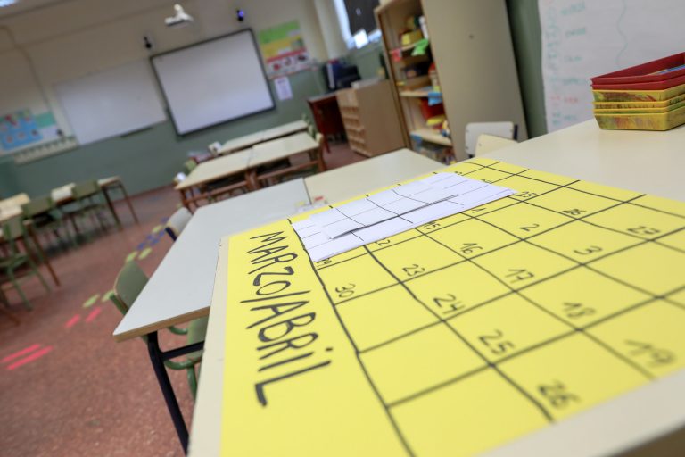 Los centros podrán pedir sustituciones para suplir a docentes exentos de reincorporarse el lunes