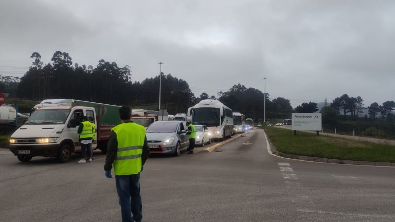 El comité de Alcoa-San Cibrao protesta ante la factoría por la defensa del empleo y contra el desmantelamiento