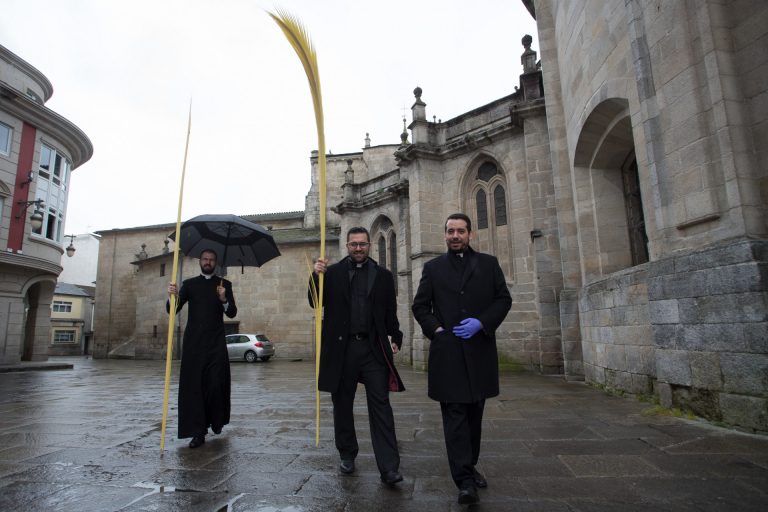 Cvirus.- Reabre la catedral de Lugo con misas de aforo limitado, fieles con mascarilla y la prohibición de dar la paz