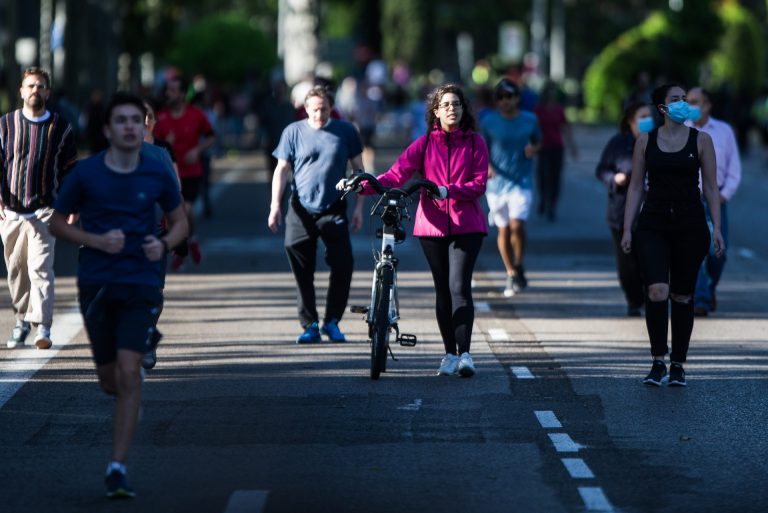 Sanidad no detecta aumento de transmisión por paseos con niños pero sí descensos de la edad en ingresos