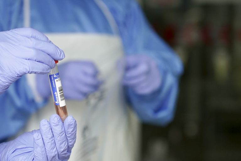 El Sergas repetirá las pruebas PCR a dos de los contactos de la familia contagiada de O Porriño