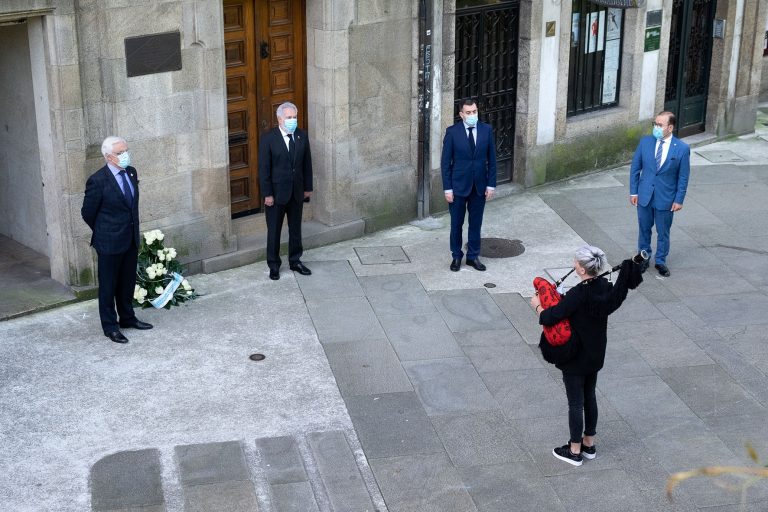 Letras Galegas.- La Real Academia Galega homenajea la figura de Carvalho Calero con una ofrenda floral «llena de afecto»