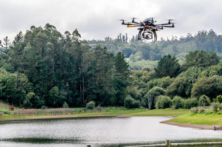 Una ‘spin off’ de la USC desarrolla una herramienta para controlar la calidad de agua embalsada con drones y satélites