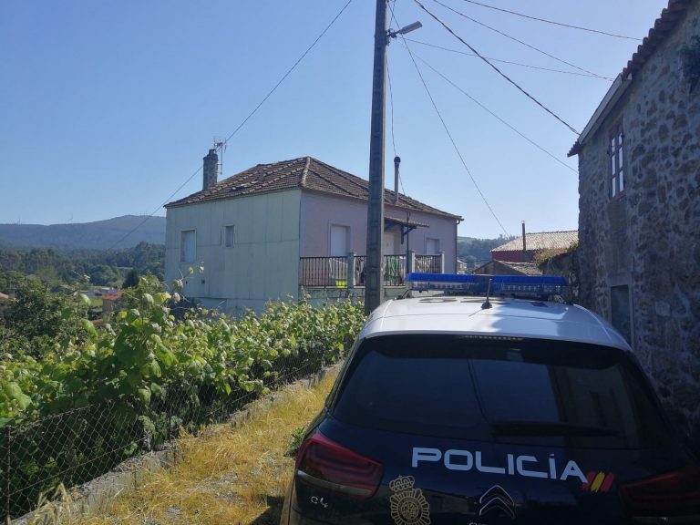 El hombre atrincherado desde la noche del domingo en su vivienda en Vilagarcía se entrega a la Policía