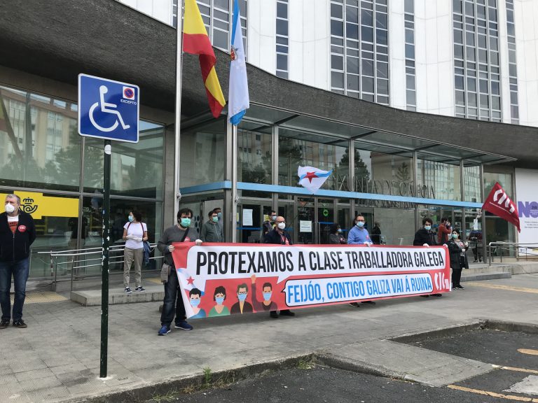 La CIG protesta ante los edificios de la Xunta para denunciar las «políticas suicidas del Gobierno de Feijóo»