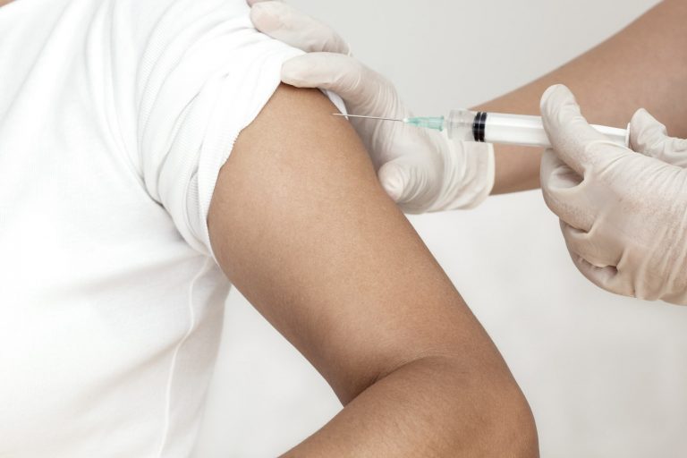 Coronavirus.- Sanidade insta a retomar la vacunación prioritaria desde el lunes y a la recuperación progresiva del resto