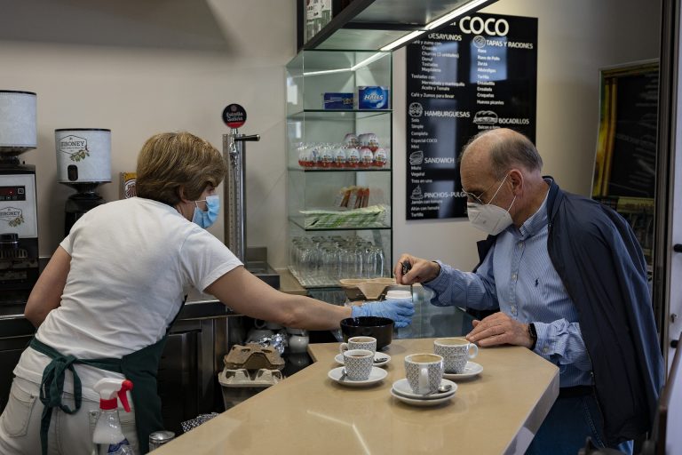 El 70% de los municipios gallegos quedan libres de franjas horarias y pueden abrir el interior de bares