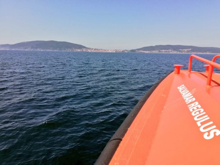Rescatados los cuatro tripulantes de una embarcación de recreo hundida en Porto do Son
