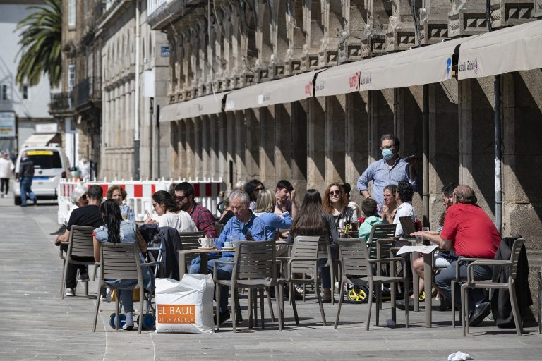 La fase 2 llega a Galicia con las visitas en residencias, el baño en la playa y la reapertura de cines