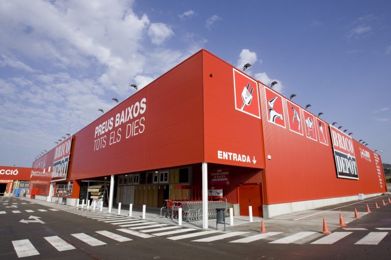 Brico Depôt abre 14 tiendas en España, entre ellas A Coruña y Ferrol, y recupera a la mitad de la plantilla en ERTE