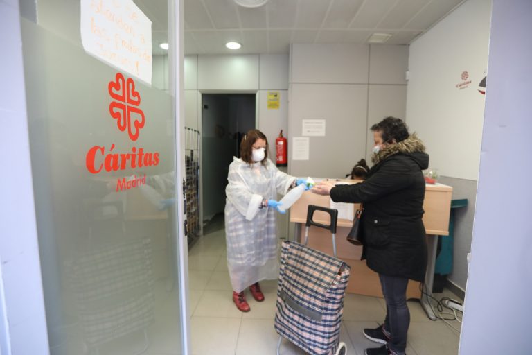 Más de 200 familias se inscriben en la campaña de Cáritas Coruña para facilitar material escolar