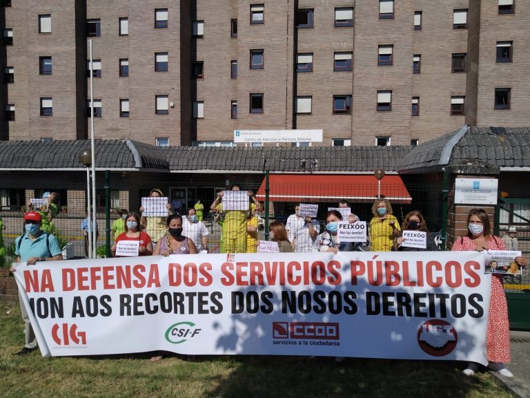 Las protestas del personal de residencias contra los «recortes» en vacaciones fuerzan a la Xunta a rectificar