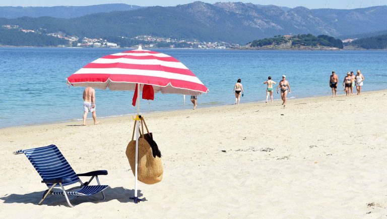 Sanidade se preocupa por «la concentración» de personas en las playas gallegas y apela a la «precaución»