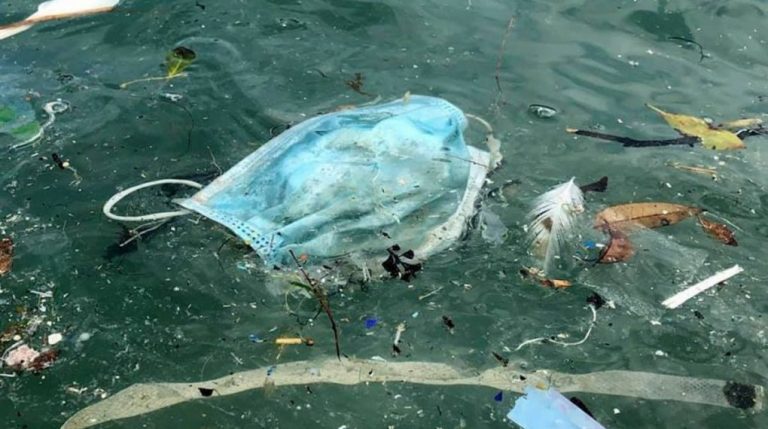 Mascarillas en el mar y más plástico en las compras: la amenaza contaminante de la Covid-19