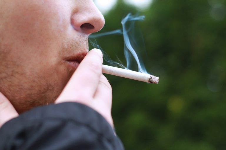 La Policía Local denuncia a dos ciudadanos en Lugo que fumaban en un espacio público sin guardar distancia de seguridad