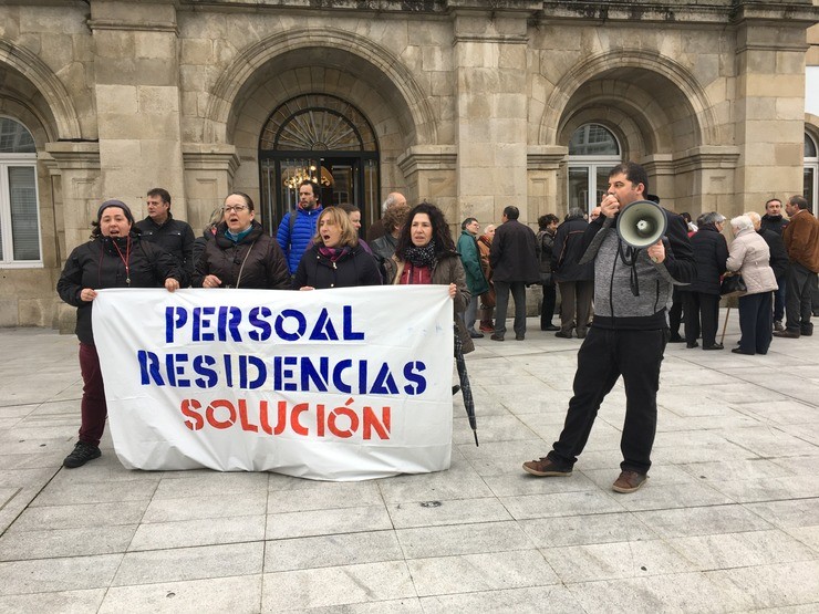 Nueva protesta en la Xunta para denunciar que Feijóo «hace oídos sordos» a las demandas de los trabajadores de residencias