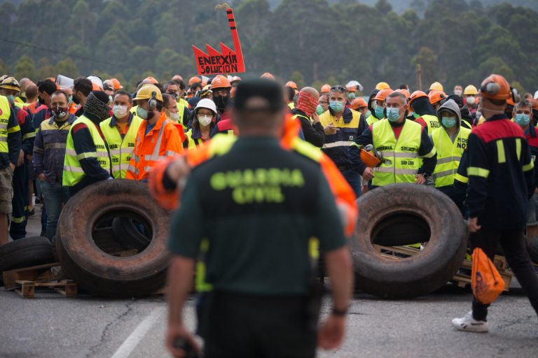 Más de 1.500 personas protestan contra los despidos y una barricada corta la entrada a la planta