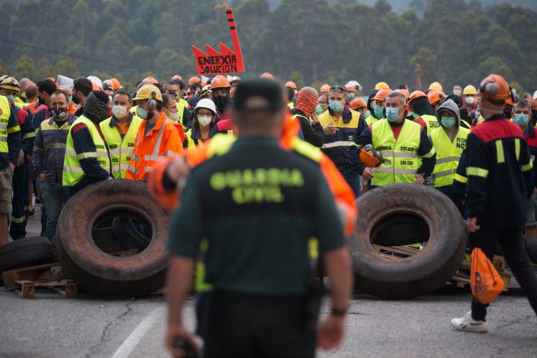La Fiscalía pide 12 y 15 meses de cárcel a 2 trabajadores de Alu Ubérica por la protesta ante el Congreso en 2019