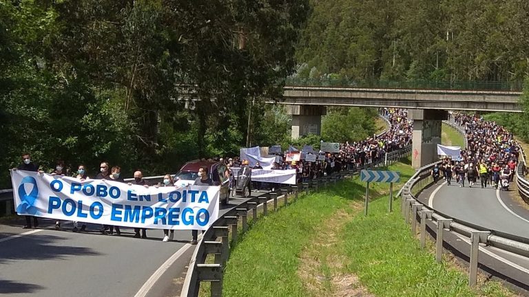 Miles de personas vestidas de luto recorren Xove para evitar «el entierro económico» que supondría el cierre de Alcoa