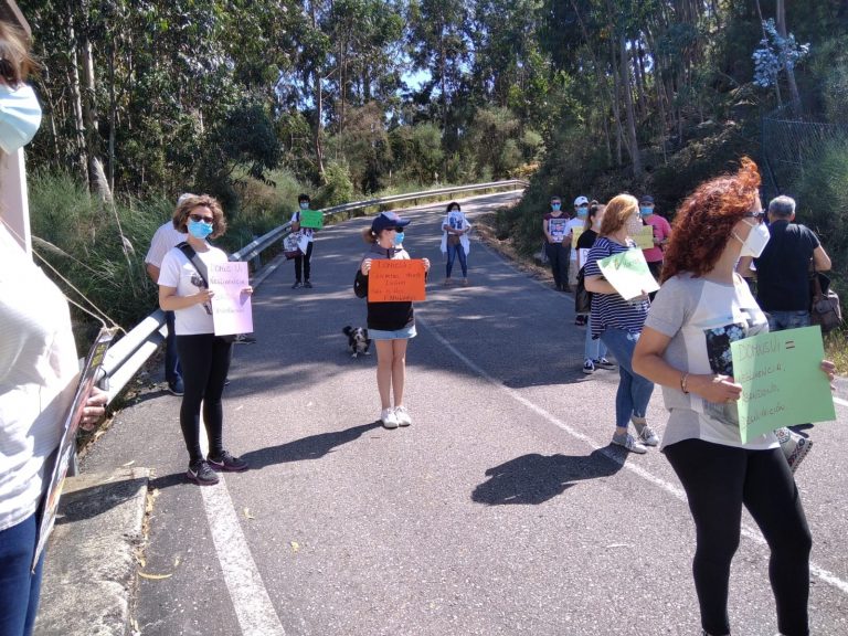 Coronavirus.- Una concentración de familiares frente a la residencia DomusVi Cangas clama contra la «falta de personal»