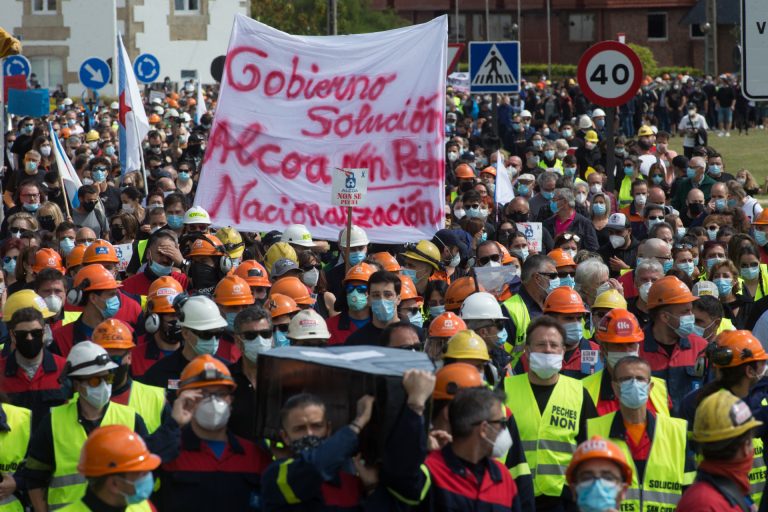 Decenas de miles de personas marchan en A Mariña por el futuro de Alcoa