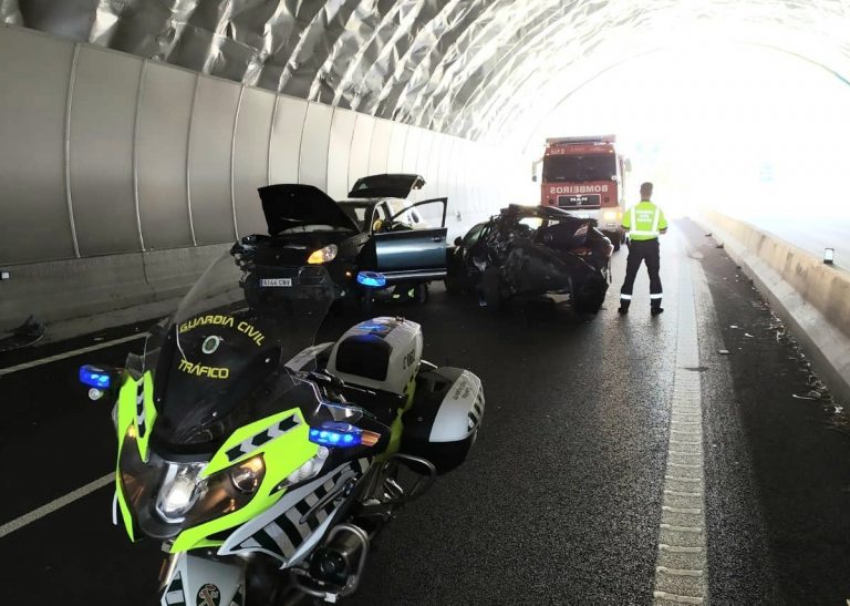 Un accidente entre dos turismos en un túnel en Moaña (Pontevedra) se salda sin heridos