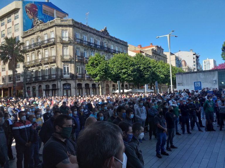 Cientos de trabajadores del sector naval se concentran ante el Puerto de Vigo para reclamar la dimisión de su presidente