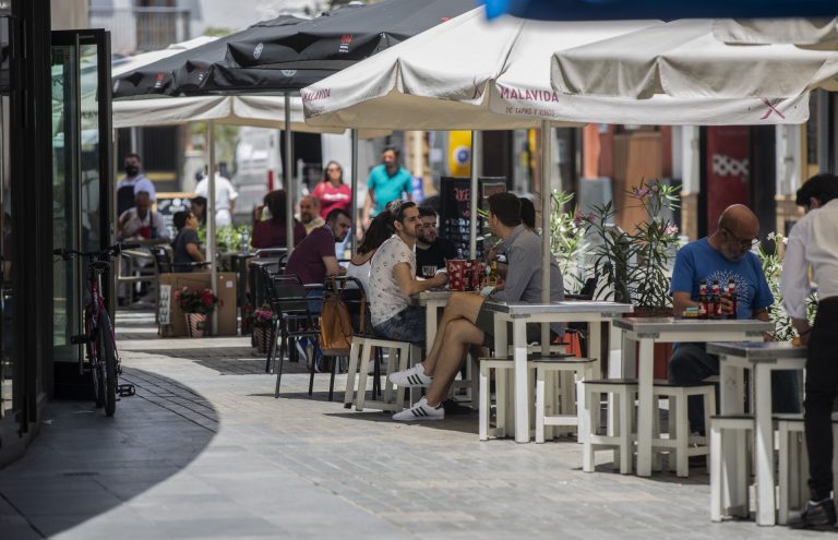 Hosteleros de Pontevedra advierten de que la prohibición de fumar en terrazas será «fuente de conflicto»