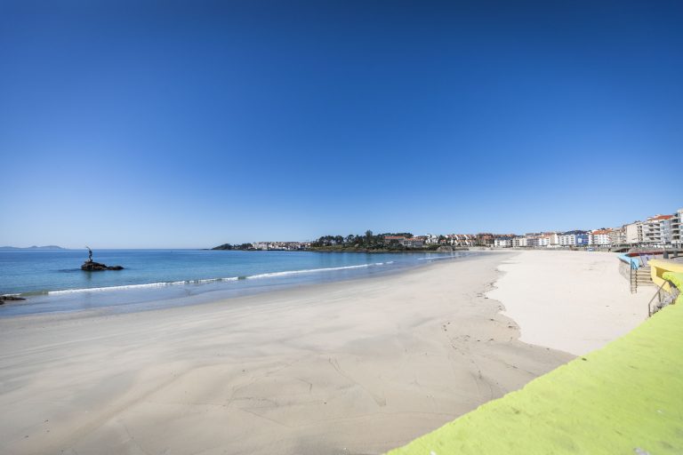 Las playas gallegas reciben 107 banderas azules, la segunda cifra más alta de España