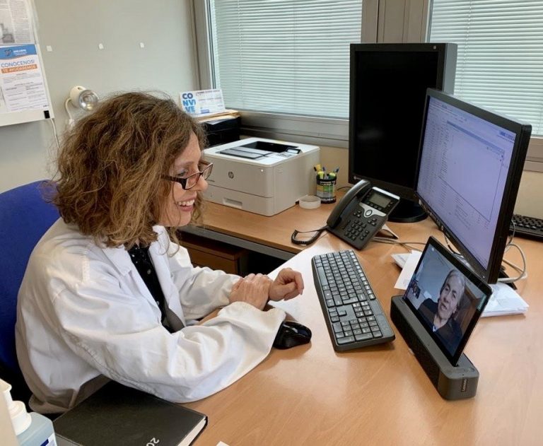 El área sanitaria de Pontevedra potencia con videoconsultas la atención reumatológica a pacientes de residencias