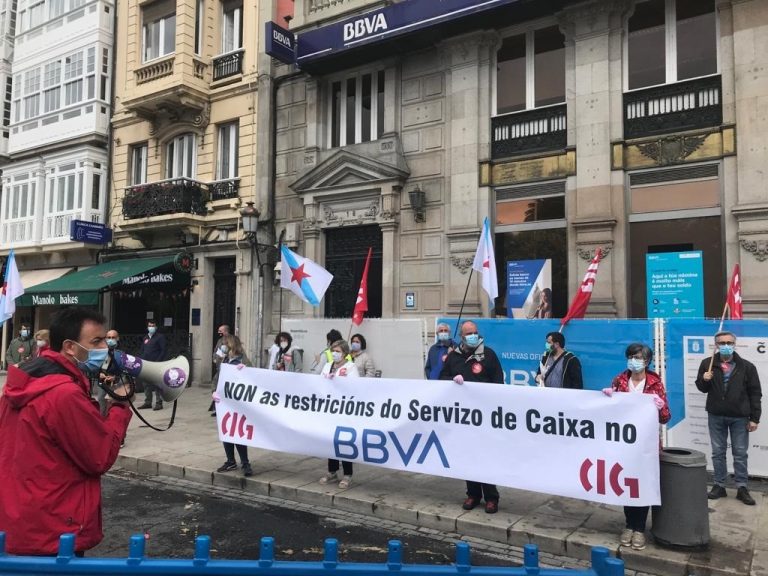 Movilizaciones «contra los recortes laborales» ante las sedes de BBVA y Abanca en A Coruña