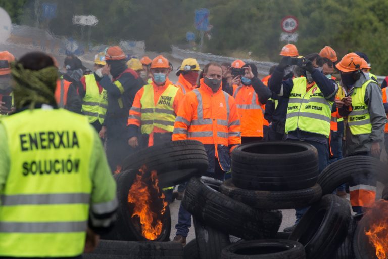 Los trabajadores de Alcoa cortan la autovía AG-64 en Xermade con una barricada para reclamar una «solución»