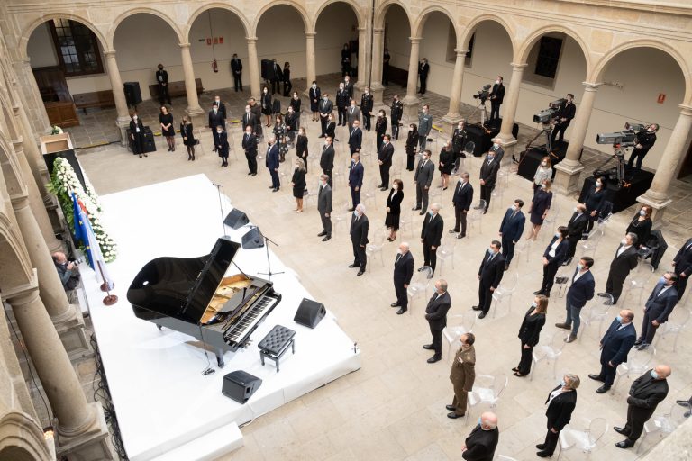 Un solemne acto institucional recuerda a las víctimas con 619 rosas y la interpretación del ‘Negra Sombra’