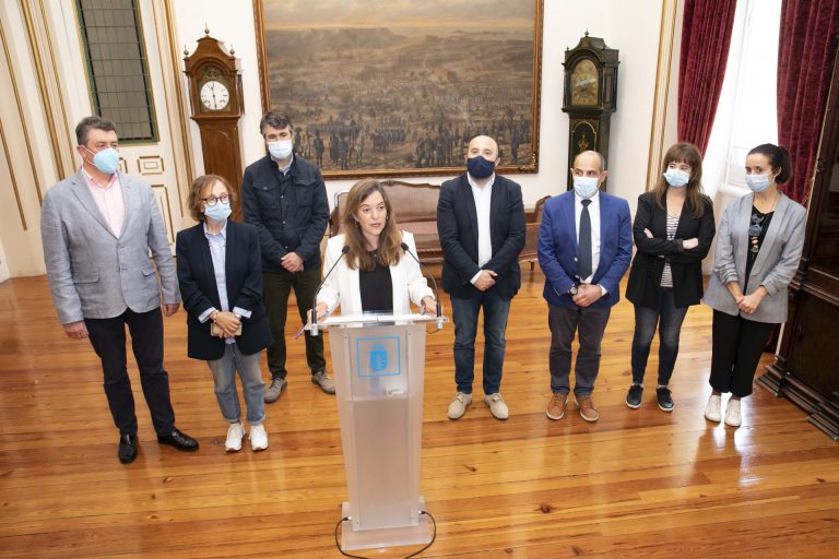 La alcaldesa de A Coruña reivindica el «diálogo» en su primer año de mandato frente a las «sombras» que ve la oposición